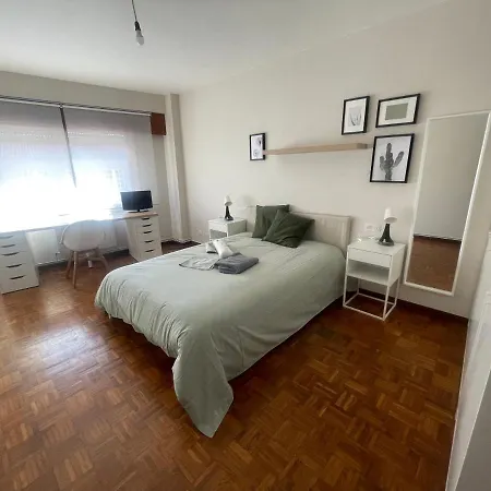 8 Personas En * ポンテベドラ